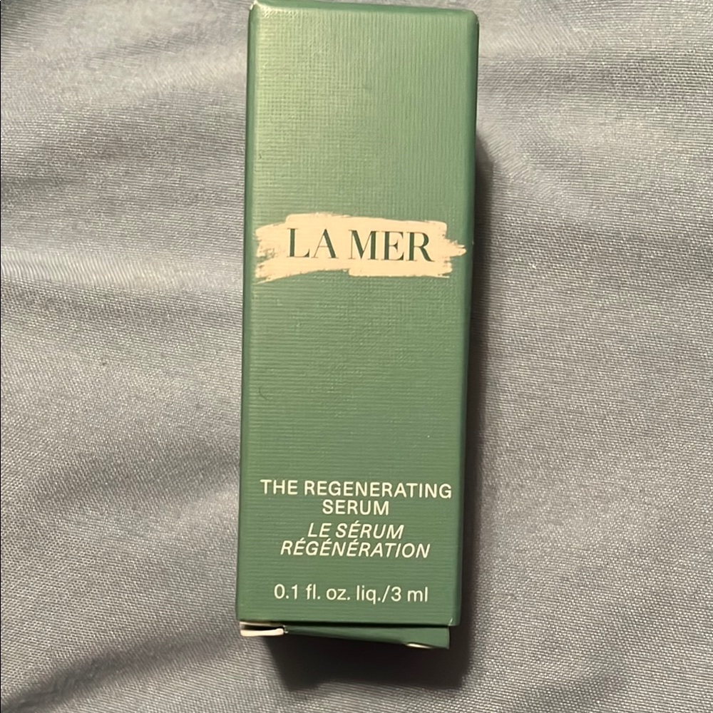 La Mer Regenerating Serum in Elegant Green Packaging